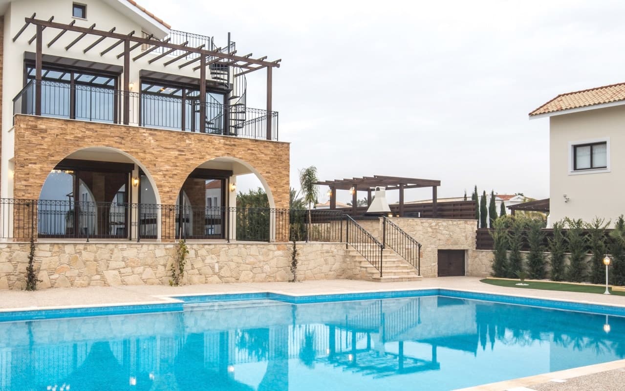 Three-storey villa with a swimming pool in a gated community by the sea 1